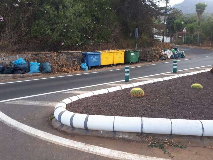 Contenedores de basura en un sector de Valsequillo (Foto TA)